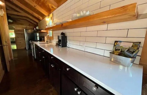 Hot Springs Cabin | Hiker’s Ridge - Cabin in the Heart of Downtown