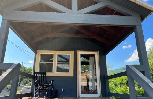 Hot Springs Cabin | Hiker’s Ridge - Cabin in the Heart of Downtown
