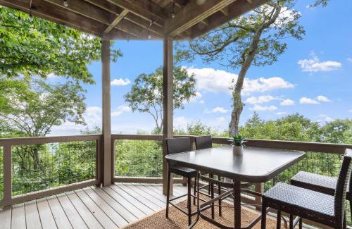 Mountain Air Apartment | Hiking On-Site Mtn-View Burnsville Condo!