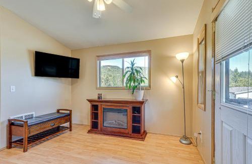 Medford House | Hiking Trail On-Site Mtn-View Eagle Point Retreat