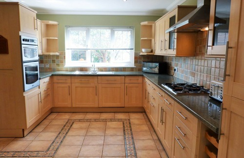 Apse Heath Cottage | Hill Cottage - a bungalow that sleeps 9 guests in 4 bedrooms