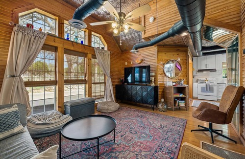 Fredericksburg House | Hill Country Cabin w/hot tub and dog friendly!