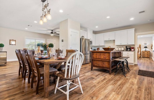 Round Mountain House | Hill Country Escape-Sleeps 12~ 15 Acres Of Privacy, Spectacular Views