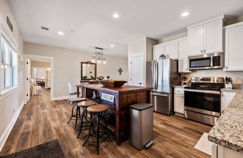 Round Mountain House | Hill Country Escape-Sleeps 12~ 15 Acres Of Privacy, Spectacular Views