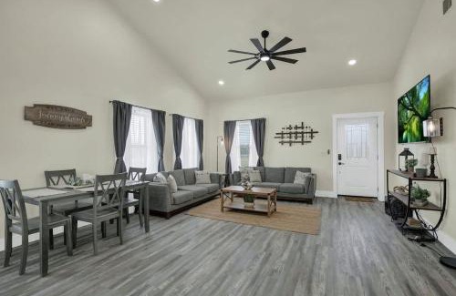 Fredericksburg House | Hill Country-Fire Pit & Hot Tub!