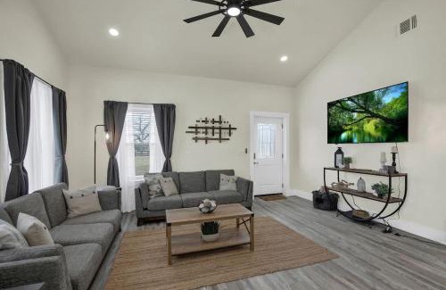 Fredericksburg House | Hill Country-Fire Pit & Hot Tub!