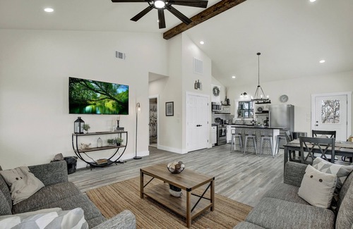 Fredericksburg House | Hill Country Hideaway With Fire Pit and Hot Tub!