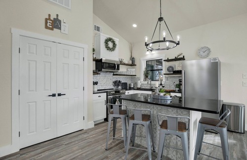 Fredericksburg House | Hill Country Hideaway With Fire Pit and Hot Tub!