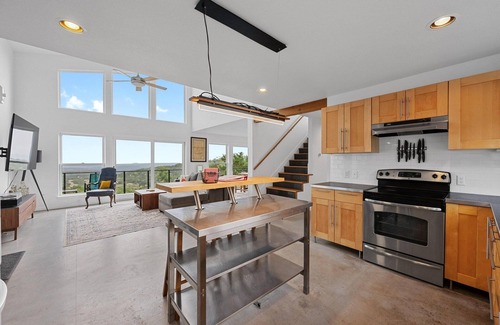 Dripping Springs House | Hill Country Oasis, Pickleball court & Views of Rolling Hills!