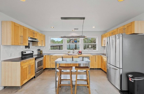 Dripping Springs House | Hill Country Oasis, Pickleball court & Views of Rolling Hills!