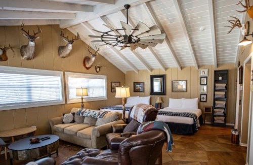Ingram House | Hill Country Retreat - 1BR Cabin w Nature Views