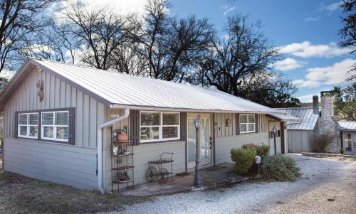 Ingram House | Hill Country Retreat - 1BR Cabin w Nature Views