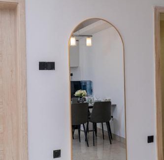 Thompson Estate Apartment | Hill Side24- Urban Oasis