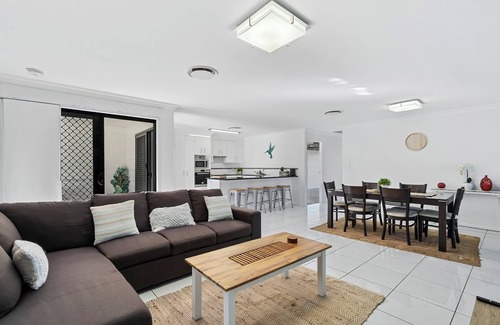 Emu Park Apartment | Hill Street Hideaway - Pet Friendly