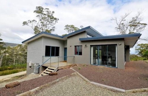 Nubeena House | Hill Top Retreat Self Contained PET friendly Accomodation