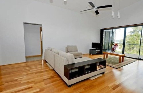 Nubeena House | Hill Top Retreat Self Contained PET friendly Accomodation