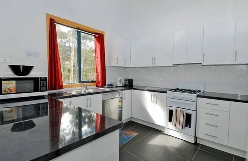 Nubeena House | Hill Top Retreat Self Contained PET friendly Accomodation