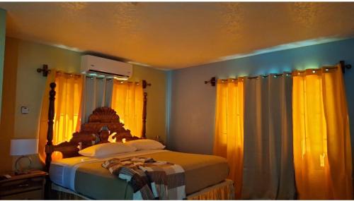 Runaway Bay Bed & Breakfast | Hill view Vacational Rental