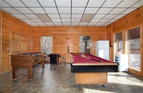 Gatlinburg - Pigeon Forge Cabin | Hillbilly Hilton | 3-Story Log Cabin w/Game Room & Decks