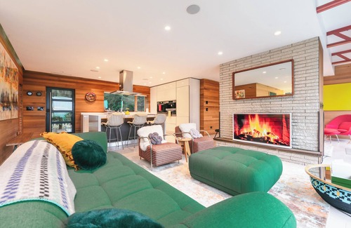 Middle Hope House | Hillcrest Glasshouse - a minimalist modern retreat