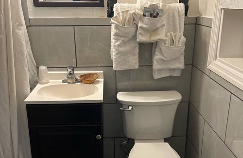 Aurora Hotel | Hillcrest Motel By OYO Aurora IN Near Lawrenceburg