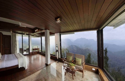 Thekkady Hotel | Hills & Hues