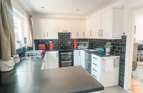 Hillsborough House | Hillsborough spacious house, garden & parking by StayByNumbers
