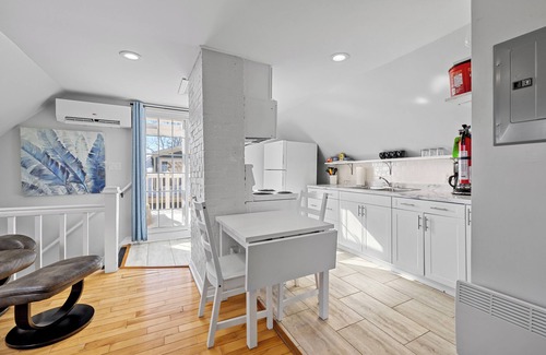 Charlottetown Apartment | Hillsborough St Suites King Suite Downtown Chtown