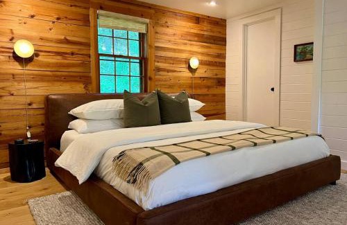 Eureka Springs House | Hillside Cabin