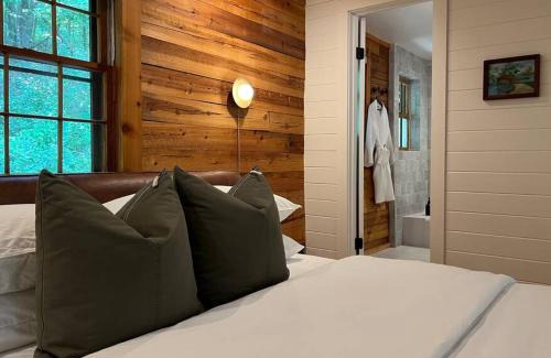 Eureka Springs House | Hillside Cabin