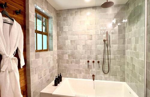 Eureka Springs House | Hillside Cabin