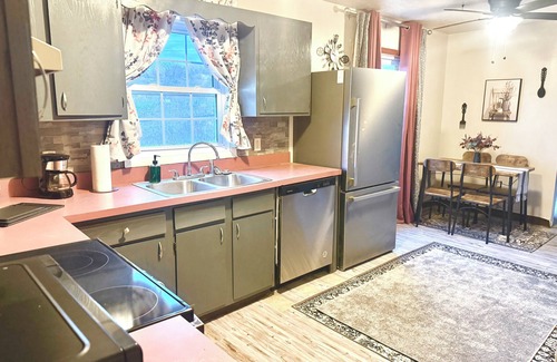 Charleston House | HILLSIDE CHARMER 4-bedroom, 2-bathroom house in delightful South Charleston.