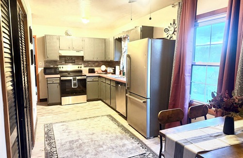 Charleston House | HILLSIDE CHARMER 4-bedroom, 2-bathroom house in delightful South Charleston.