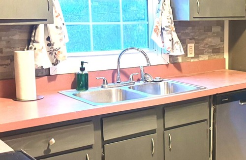 Charleston House | HILLSIDE CHARMER 4-bedroom, 2-bathroom house in delightful South Charleston.