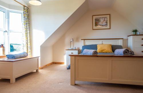 Aberdeen House | Hillside Cottage
