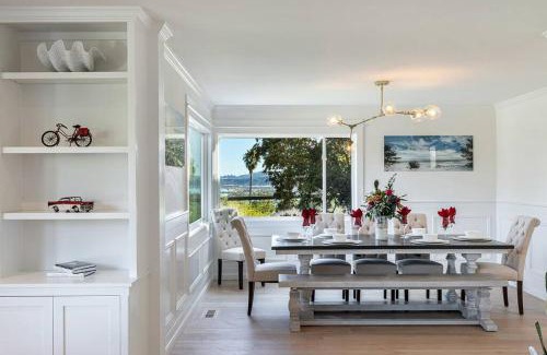 Country Club House | Hillside Haven: Bayview Pool & Hot Tub