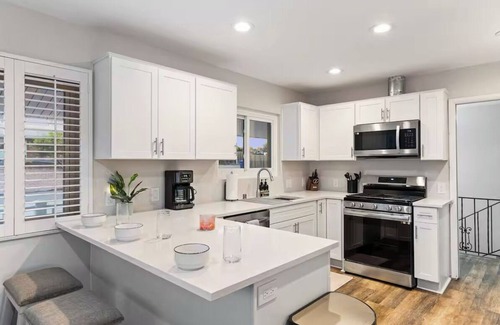 Fallbrook House | Hillside Haven Retreat w/Pool, Jacuzzi, 15 Guests
