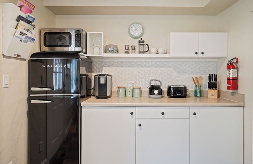 Bend House | Hillside Haven: Tranquil NW Studio Near the River