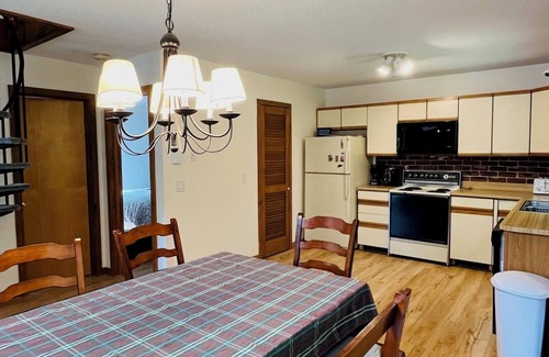 Wilmington House | Hillside Haven- Weekly + Monthly Discounts Available!