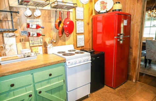 Vesta Cabin | Hillside Hideaway - country elegance at it's best, by Buffalo Mountain Getaway