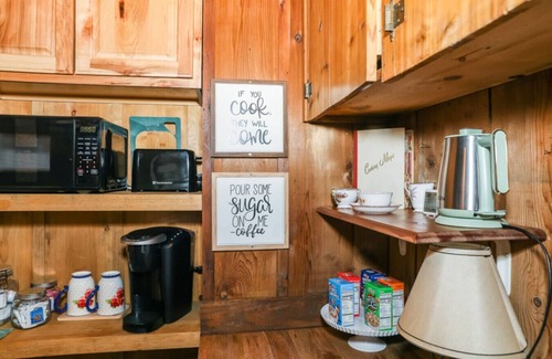 Vesta Cabin | Hillside Hideaway - country elegance at it's best, by Buffalo Mountain Getaway