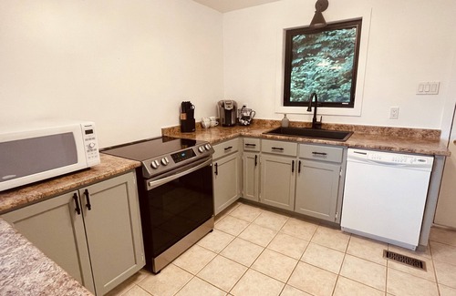Port Stanley Cottage | Hillside Hideaway in the Heart of Port Stanley