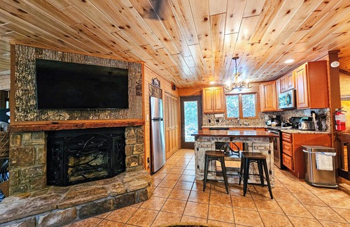 Chalet Village Cabin | Hillside Hideaway is the ideal couples retreat! Chalet Village - Ski Mountain Rd