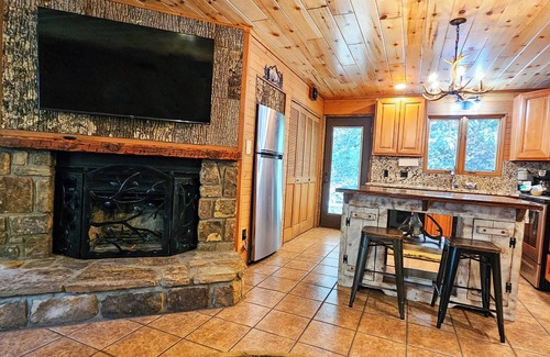 Chalet Village Cabin | Hillside Hideaway is the ideal couples retreat! Chalet Village - Ski Mountain Rd