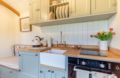 Blackwell in the Peak House | Hillside Hideout - One Bedroom House, Sleeps 2