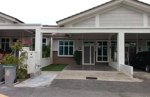 Pulau Sebang House | Hillside Homestay by UmmiSya