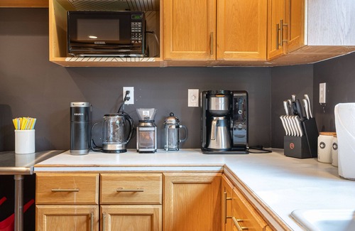 Jennings Lodge House | Hillside House: Epic 5 bedroom 2 bath oasis - Game room, pool table, spa & sauna