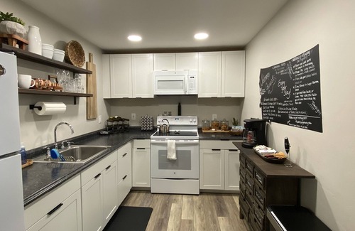 Somers Apartment | Hillside Lake View Getaway
