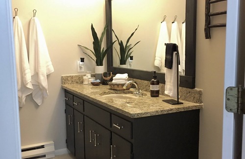 Somers Apartment | Hillside Lake View Getaway