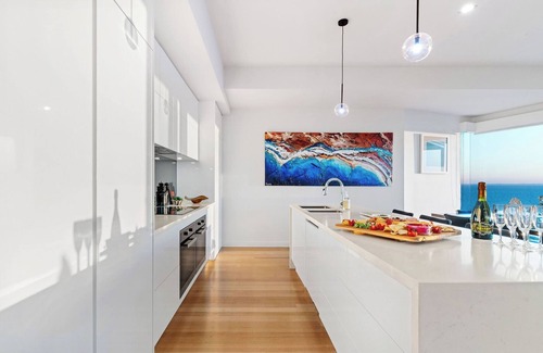 Mount Martha House | Hillside Luxe | Spa & Bay Views